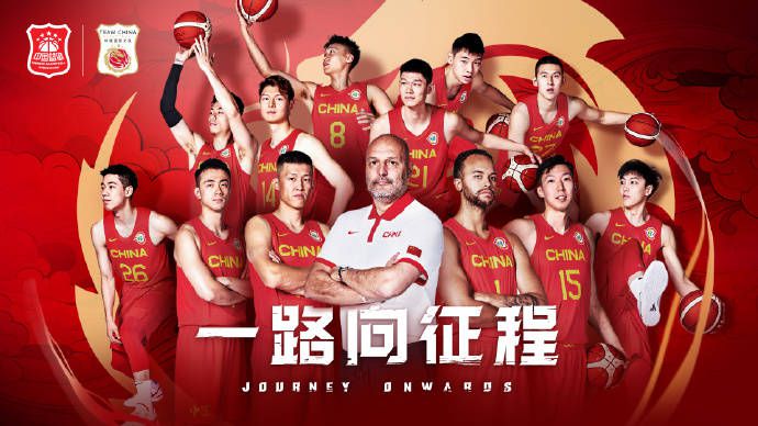 爱玛还与公园里的赫敏蜡像摆出一样的姿势，与它合影。