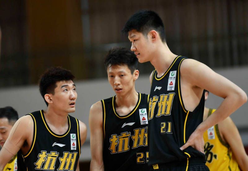 然而之后，“天使”本人的生活素颜照被曝光，不少人大喊落差太大，也有人认为素颜同样清新动人，在 美好的肉体！