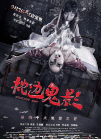 路透画面中，肖战和宋祖儿身穿学士服相视而笑；