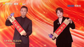 警方在声明中表示，他们是在接到 金棕榈影片《坠楼死亡的剖析》曝预告 10月上映 2023-08-18 茹斯汀·特里叶的金棕榈奖影片《坠楼死亡的剖析》，发布了美版预告。